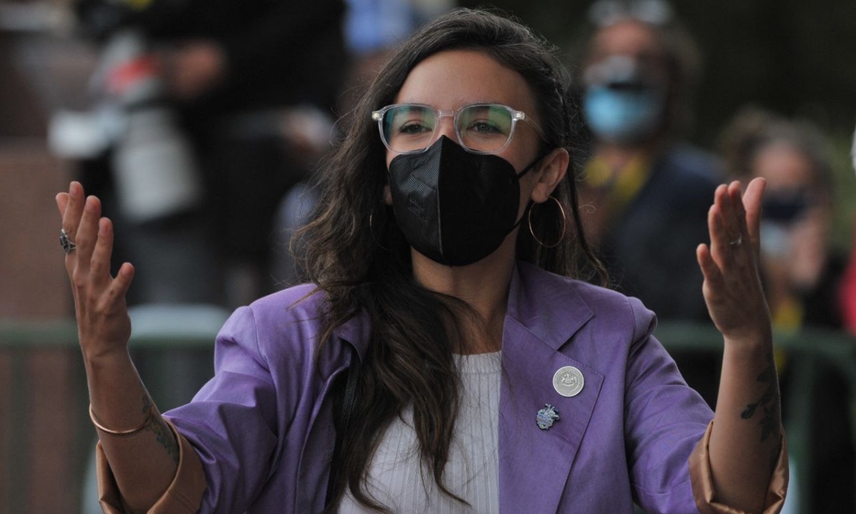 Se pasó! Camila Vallejo se luce con outfit feminista en el cambio de mando  | Actualidad | LOS40 Chile